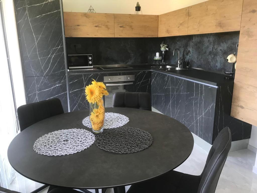 Hedonist-Luxury 2 Bedroom Apartment With Private Hot Tub, Garden And Free Parking トロギール エクステリア 写真