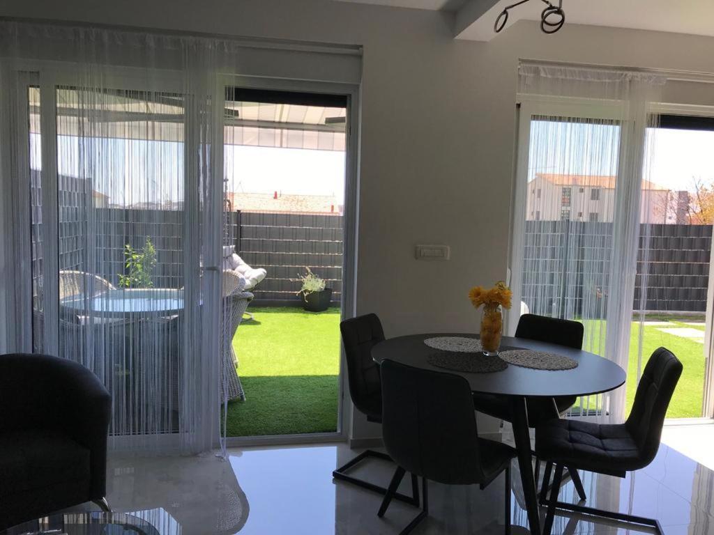 Hedonist-Luxury 2 Bedroom Apartment With Private Hot Tub, Garden And Free Parking トロギール エクステリア 写真