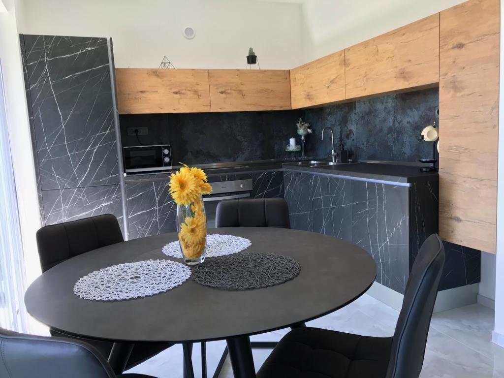Hedonist-Luxury 2 Bedroom Apartment With Private Hot Tub, Garden And Free Parking トロギール エクステリア 写真