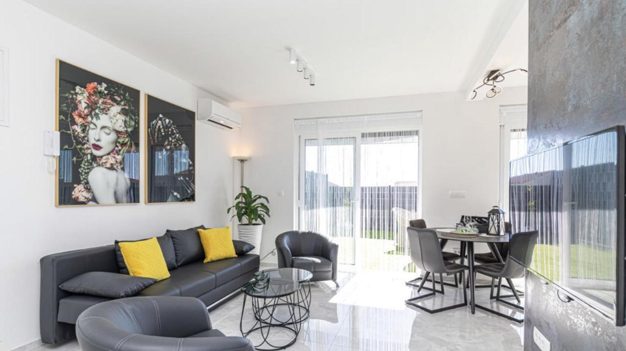 Hedonist-Luxury 2 Bedroom Apartment With Private Hot Tub, Garden And Free Parking トロギール エクステリア 写真