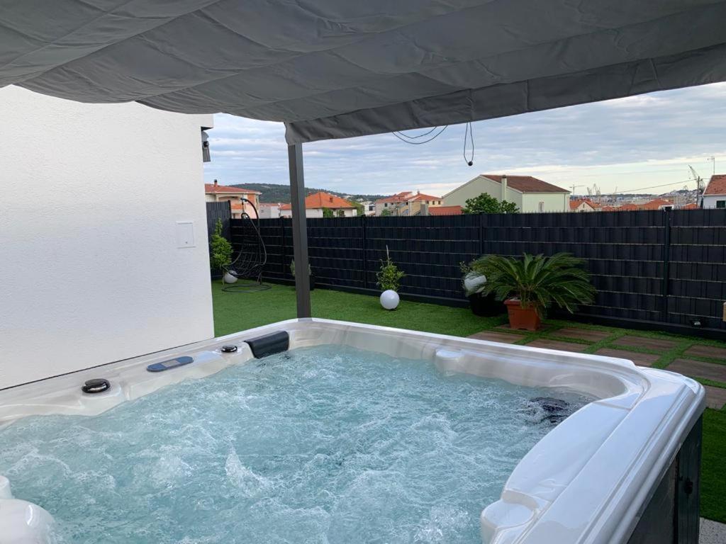 Hedonist-Luxury 2 Bedroom Apartment With Private Hot Tub, Garden And Free Parking トロギール エクステリア 写真
