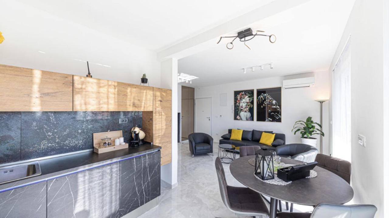 Hedonist-Luxury 2 Bedroom Apartment With Private Hot Tub, Garden And Free Parking トロギール エクステリア 写真