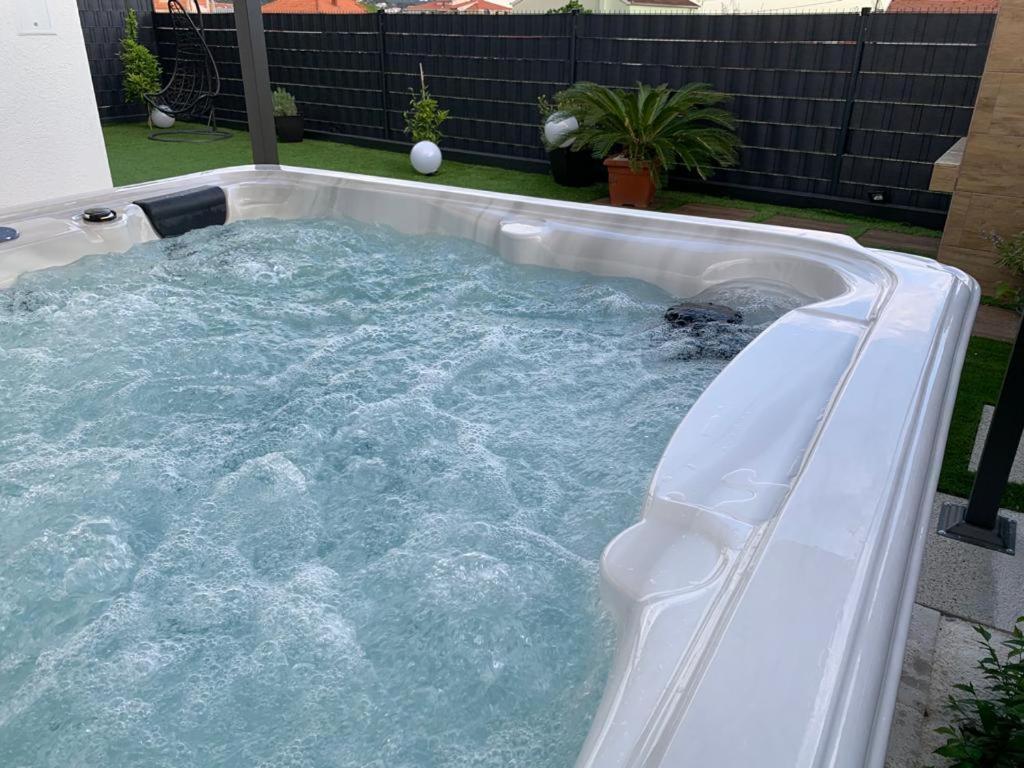 Hedonist-Luxury 2 Bedroom Apartment With Private Hot Tub, Garden And Free Parking トロギール エクステリア 写真