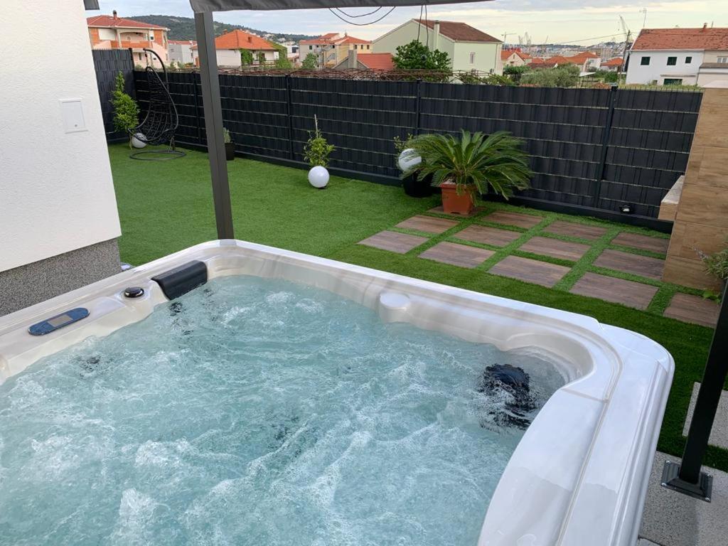 Hedonist-Luxury 2 Bedroom Apartment With Private Hot Tub, Garden And Free Parking トロギール エクステリア 写真