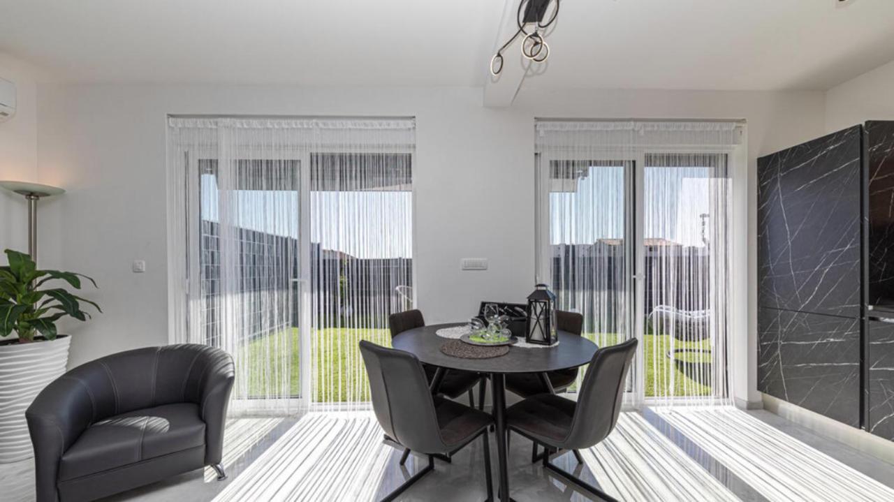 Hedonist-Luxury 2 Bedroom Apartment With Private Hot Tub, Garden And Free Parking トロギール エクステリア 写真