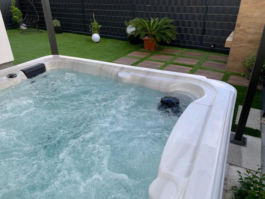 Hedonist-Luxury 2 Bedroom Apartment With Private Hot Tub, Garden And Free Parking トロギール エクステリア 写真
