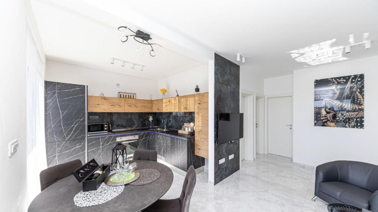Hedonist-Luxury 2 Bedroom Apartment With Private Hot Tub, Garden And Free Parking トロギール エクステリア 写真