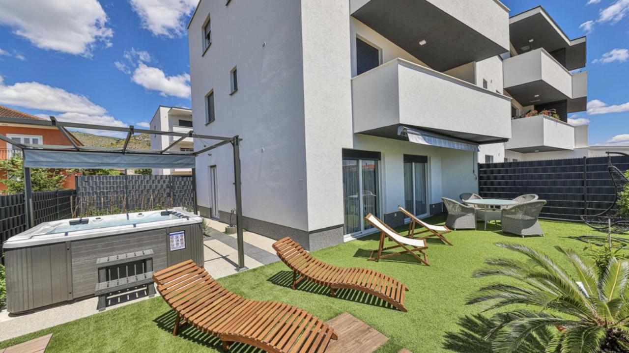 Hedonist-Luxury 2 Bedroom Apartment With Private Hot Tub, Garden And Free Parking トロギール エクステリア 写真